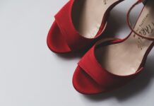 Do czego pasują czerwone buty damskie?