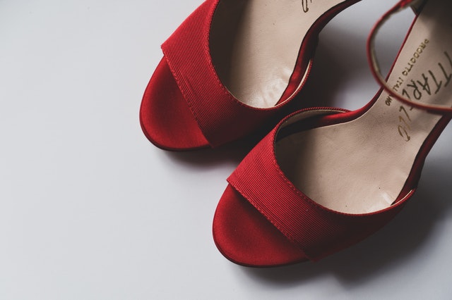 Do czego pasują czerwone buty damskie?